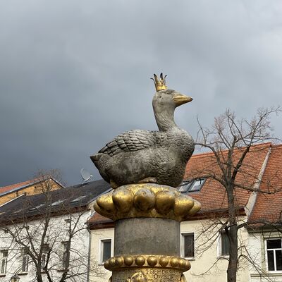 Bild vergrößern: Goldene Gans auf dem Brunnen in Brehna