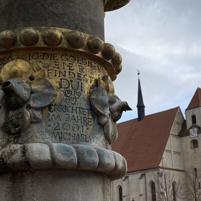 Bild vergrößern: Sagensprüche auf dem Marktbrunnen