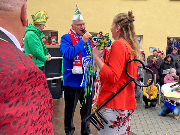 Impression von der Schlüsselübergabe am 11.11. um 11:11 Uhr am Rathaus Sandersdorf-Brehna 2023