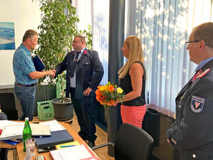 Bild vergrößern: Auch der stellvertretende Stadtwehrleiter Marcel Rechner und Bürgermeisterin Steffi Syska gratulierten Volkmar Wilke zur Amtsfortführung.
