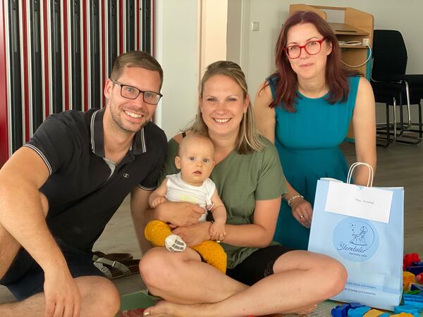 Junis ist mit seinen Eltern Anna Dieckhoff und Matthias Wiedemann in Zscherndorf zuhause. Der kleine Junis machte seinem Namen alle Ehre und strahlte die ganze Zeit über beide Ohren.