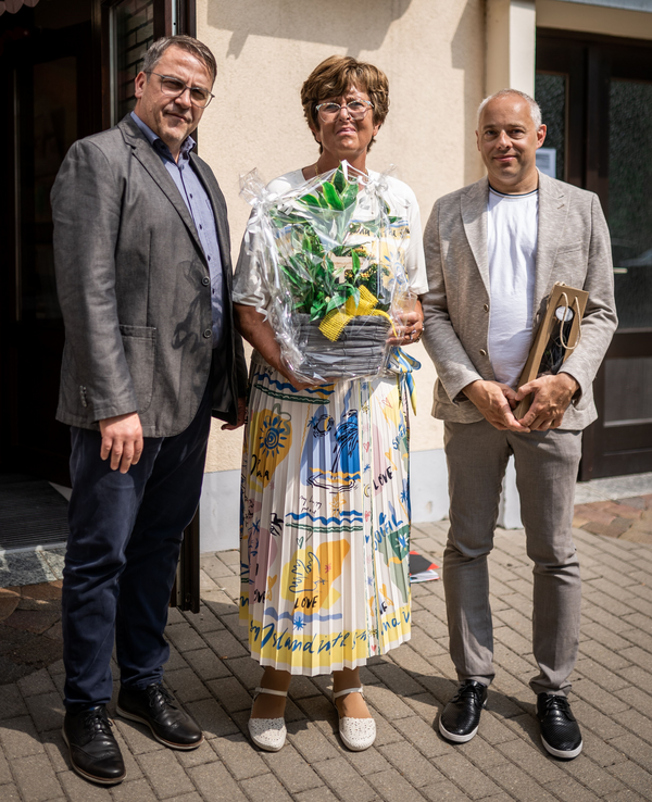 Denny Bremer und Marco Heere-Richter von der Wirtschaftsförderung sagen stellvertretend "Danke" an Dipl.-Med. Rita Uth