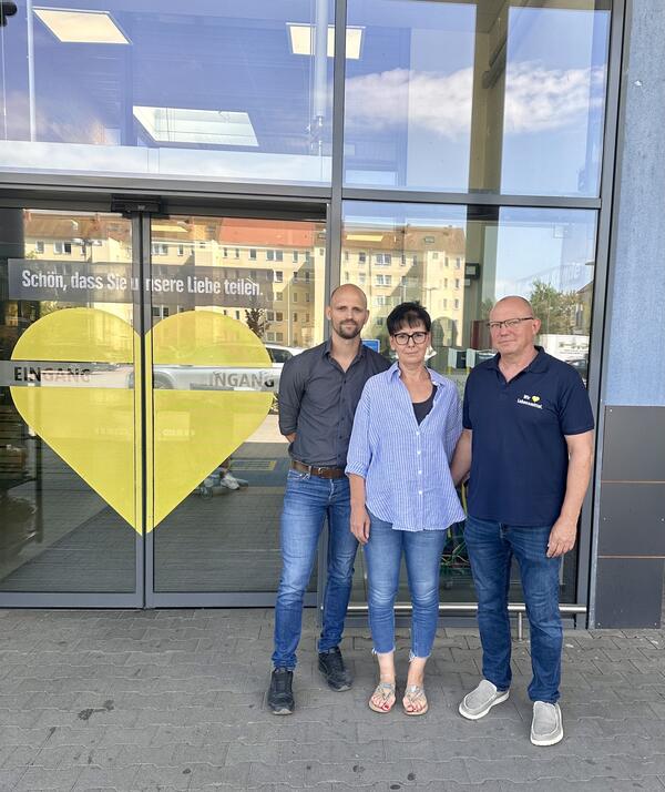 Marcus Moex und Ehepaar Eckert vor dem EDEKA-Markt in Sandersdorf