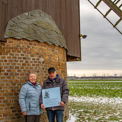 Bild vergrößern: Übergabe der »Denk-mal-Tafel« für die Hädicke-Mühle an Gerhard und Helga Leitschuh am 16.01.2021