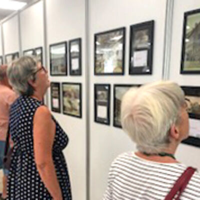 Bild vergrößern: Eröffnung der Postkartenausstellung "AnsichtsSachen" von Daniel Müller mit Anja Aschenbach im Mehrgenerationentreff MGT Sandersdorf