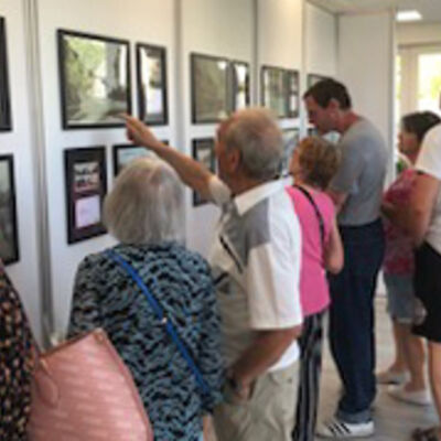 Bild vergrößern: Eröffnung der Postkartenausstellung "AnsichtsSachen" von Daniel Müller mit Anja Aschenbach im Mehrgenerationentreff MGT Sandersdorf