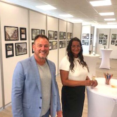 Bild vergrößern: Eröffnung der Postkartenausstellung "AnsichtsSachen" von Daniel Müller mit Anja Aschenbach im Mehrgenerationentreff MGT Sandersdorf