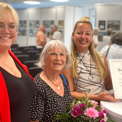 Bild vergrößern: Stadtarchivarin Anja Aschenbach mit Ortschronistin Karsta Synnatzschke und Bürgermeisterin Steffi Syska mit der Ehrenurkunde.