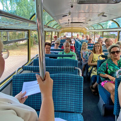 Bild vergrößern: Erste Stadtführung durch Sandersdorf mit einem Oldtimerbus