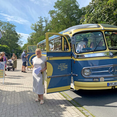 Bild vergrößern: Anja Aschenbach am Oldtimerbus