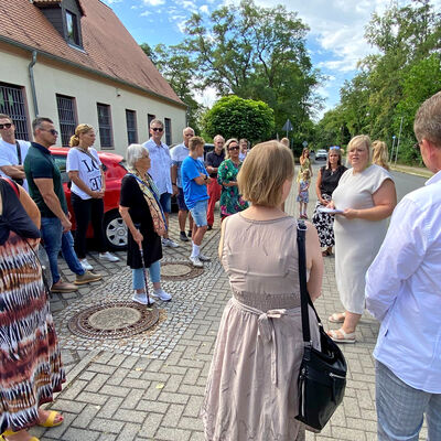 Bild vergrößern: Exklusive Entdeckertour mit Stadtarchivarin Anja Aschenbach durch Sandersdorf mit einem Oldtimerbus