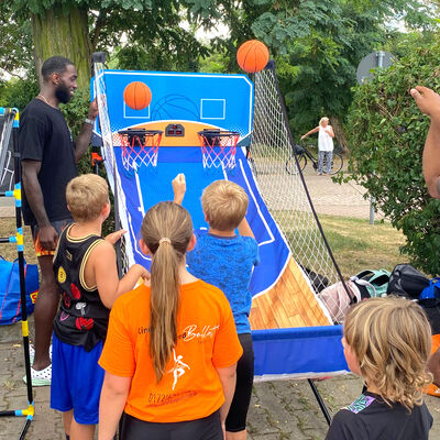 Bild vergrößern: Schlag den Basketball-Star!