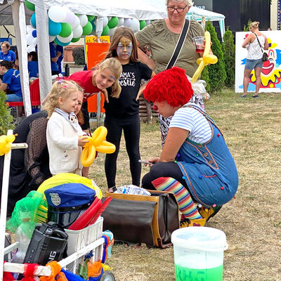 Bild vergrößern: Mit dem Clown gab es lustige Luftballons und viel Spaß!