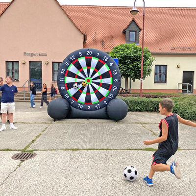 Bild vergrößern: Riesendarts mit Fußball beim Freizeittreff