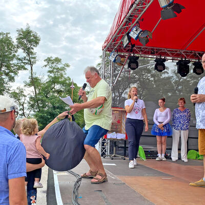 Bild vergrößern: Die Campingfreunde hatten noch ein Wurfzelt verlost und einen Fußball. Danke!