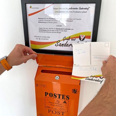 Bild vergrößern: Der Briefkasten bei der Postkartenausstellung