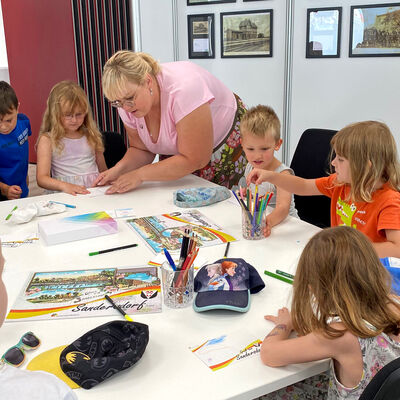 Bild vergrößern: Die Kindergartenkinder malen und schreiben einen Gruß aus Sandersdorf.