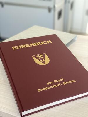 Bild vergrößern: Das Ehrenbuch der Stadt Sandersdorf-Brehna.