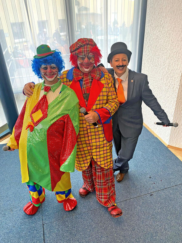 Zwei Clowns und ein Bürgermeister. 