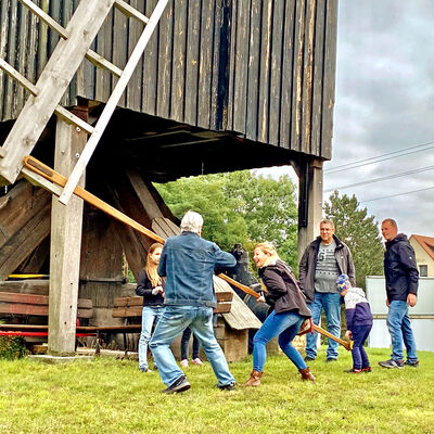 Bild vergrößern: Brehna Mühle Steffi Syska dreht an der Mühle zum Tag des offenen Denkmals 2022.