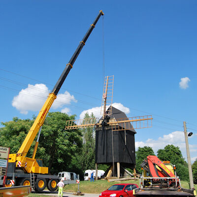 Bild vergrößern: Aufbau der neuen Mühlenflügel 2010.