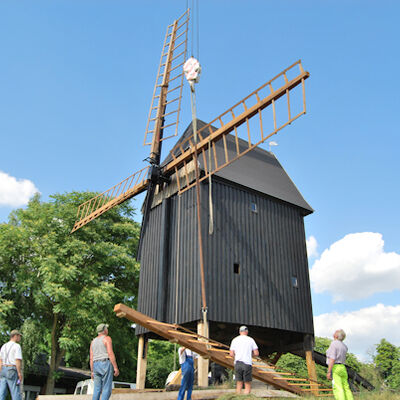 Bild vergrößern: Aufbau der neuen Mühlenflügel. 2010.