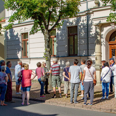 Bild vergrößern: Stadftrundgang 2019 am Neuen Rathaus Brehna