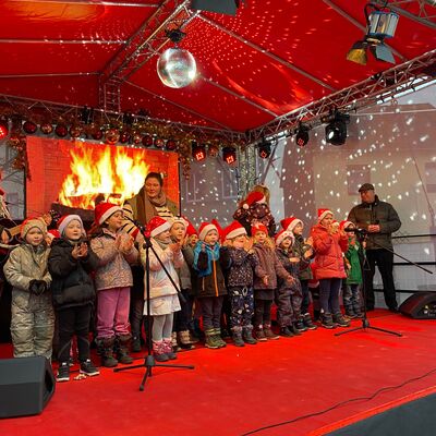 Bild vergrößern: Traditionelles einsingen der Kinder vom Pfingstanger.