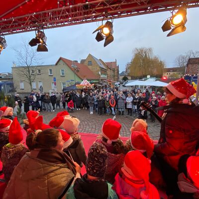 Bild vergrößern: Die Kinder begrüßten die Gäste zum Weihnachtsmarkt.