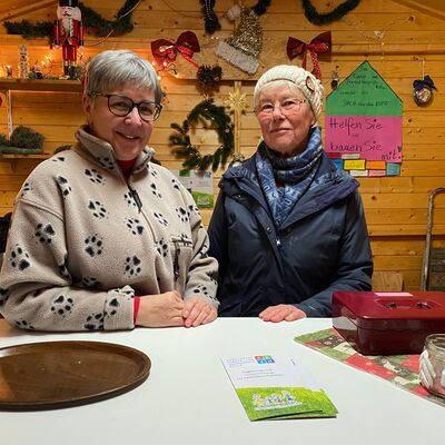 Bild vergrößern: Mitglieder der Kirche am Glühweinstand