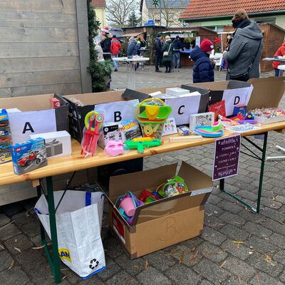 Bild vergrößern: Der Losstand des Fördervereins Grundschule "Am Wäldchen" in Sandersdorf.