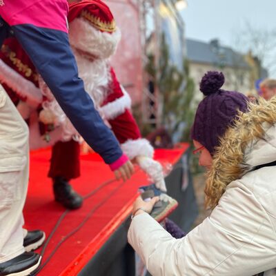 Bild vergrößern: Rückgabe des gefüllten Nikolausstiefels.