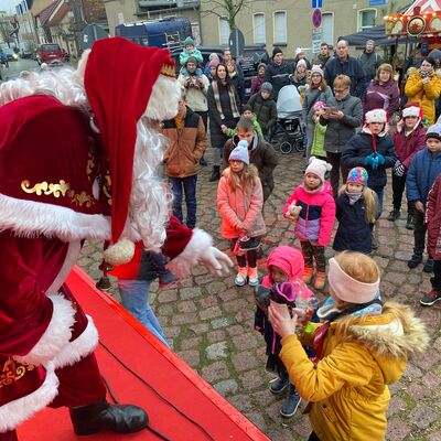 Bild vergrößern: Rückgabe des gefüllten Nikolausstiefels.