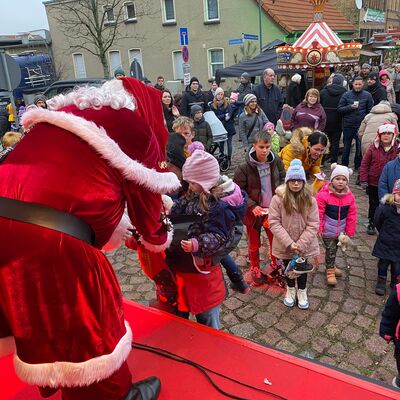 Bild vergrößern: Rückgabe des gefüllten Nikolausstiefels.