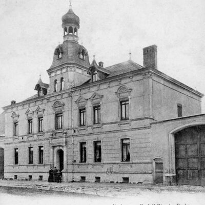 Bild vergrößern: Historische Aufnahme vom Neuen Rathaus Brehna (Abbildung um 1900)