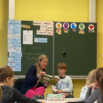 Steffi Syska liest gemeinsam mit einem  Jungen in der 4. Klasse in der Grundschule  »Am Wäldchen« in Sandersdorf.