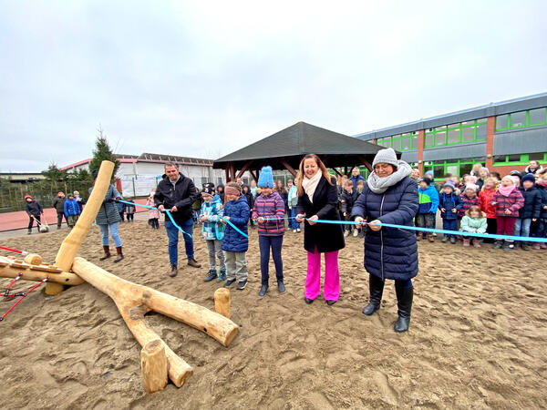 Einweihung des Spielgerätes in der Grundschule "Am Wäldchen"