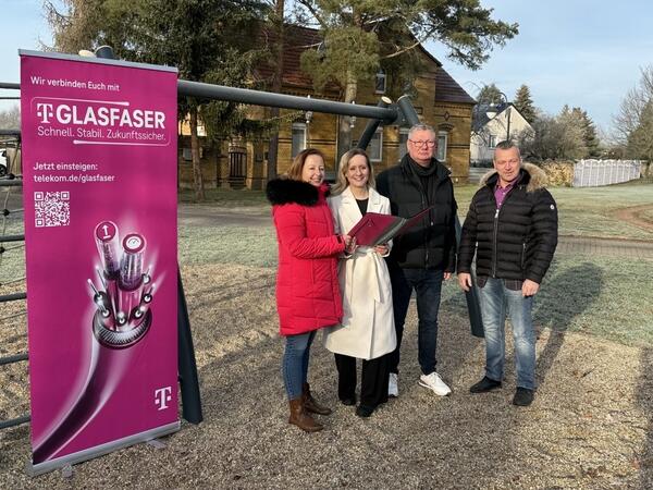 Bürgermeisterin Steffi Syska, Nadja Thätner, Marco Gleau und Landrat Andy Grabner