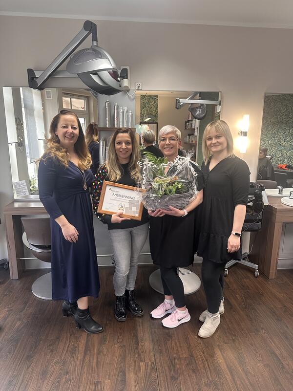 Steffi Syska mit Isabell Arnold (Geschäftsführerin), Janett Barth (Salonleitung) und Christina Hahn 